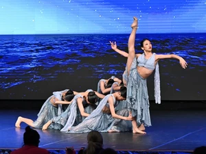 Modern dance group at Showstopper Dance Competition